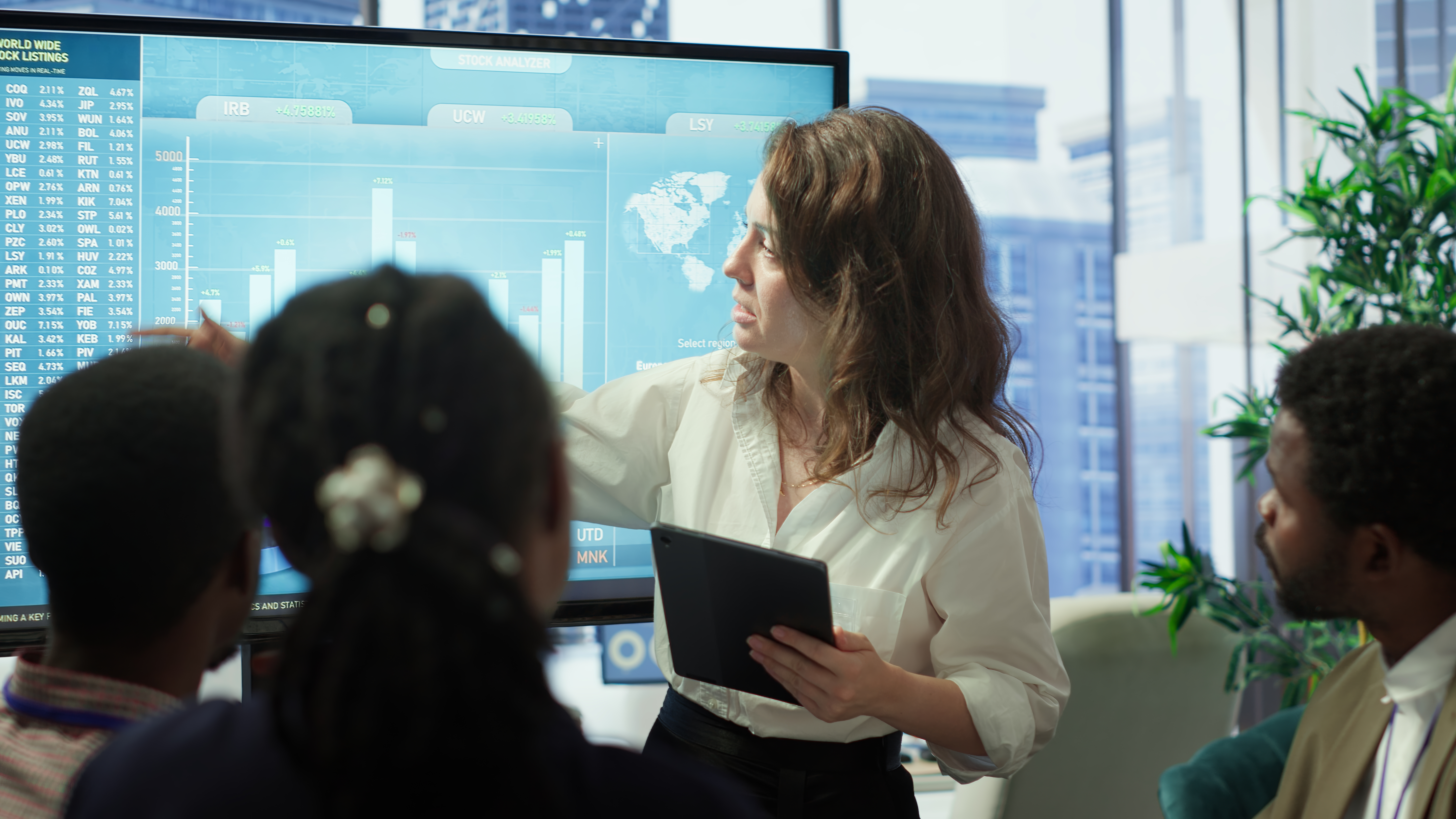 miembros junta consultiva reunidos